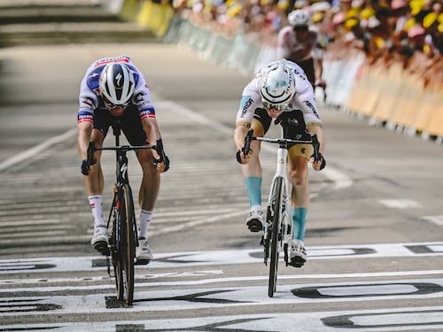 Tour, tappa e volata emozionante. Al fotofinish Mohoric beffa Asgreen