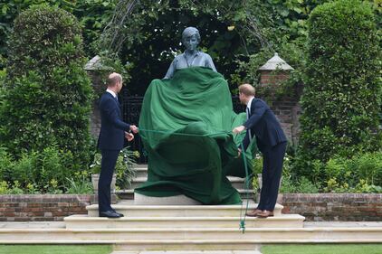 Harry e William insieme per Lady D. 2