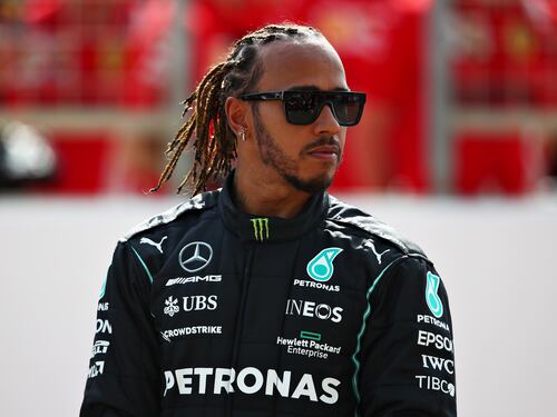 Lewis, il re è sempre lui. Spegne Verstappen e prepara già la fuga