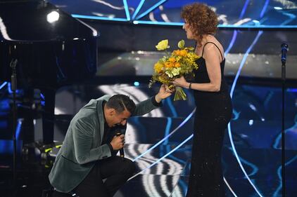 Sanremo 2024: ecco il look della quarta serata del Festival di Fiorella Mannoia 5