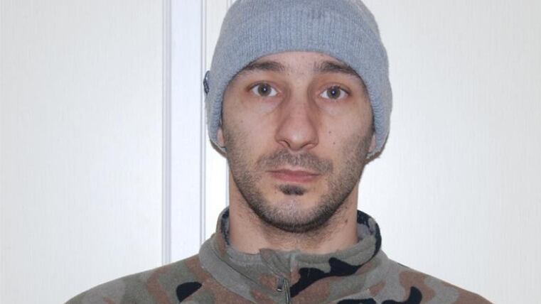 Si barrica in casa: il marito entra e uccide lei e il figlio