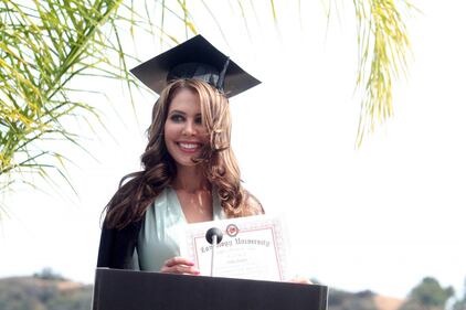 Coniglietta di Playboy si diploma: spettacolo hot alla cerimonia 18