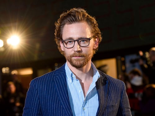Tom Hiddleston protagonista della serie tv di Netflix White Stork