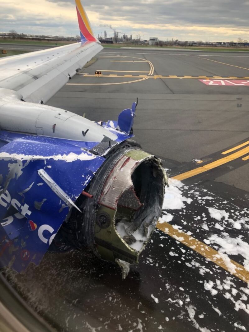 Esplode motore in volo: atterraggio di emergenza in Usa 4