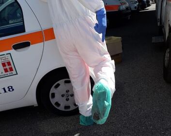 Buste come calzari e tute non adatte a soccorrere i pazienti Covid 3