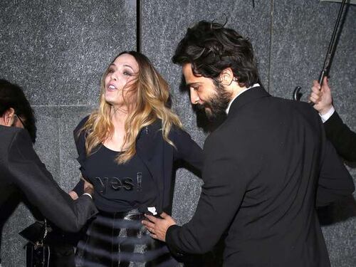 Laura Chiatti casca alla Festa Armani
