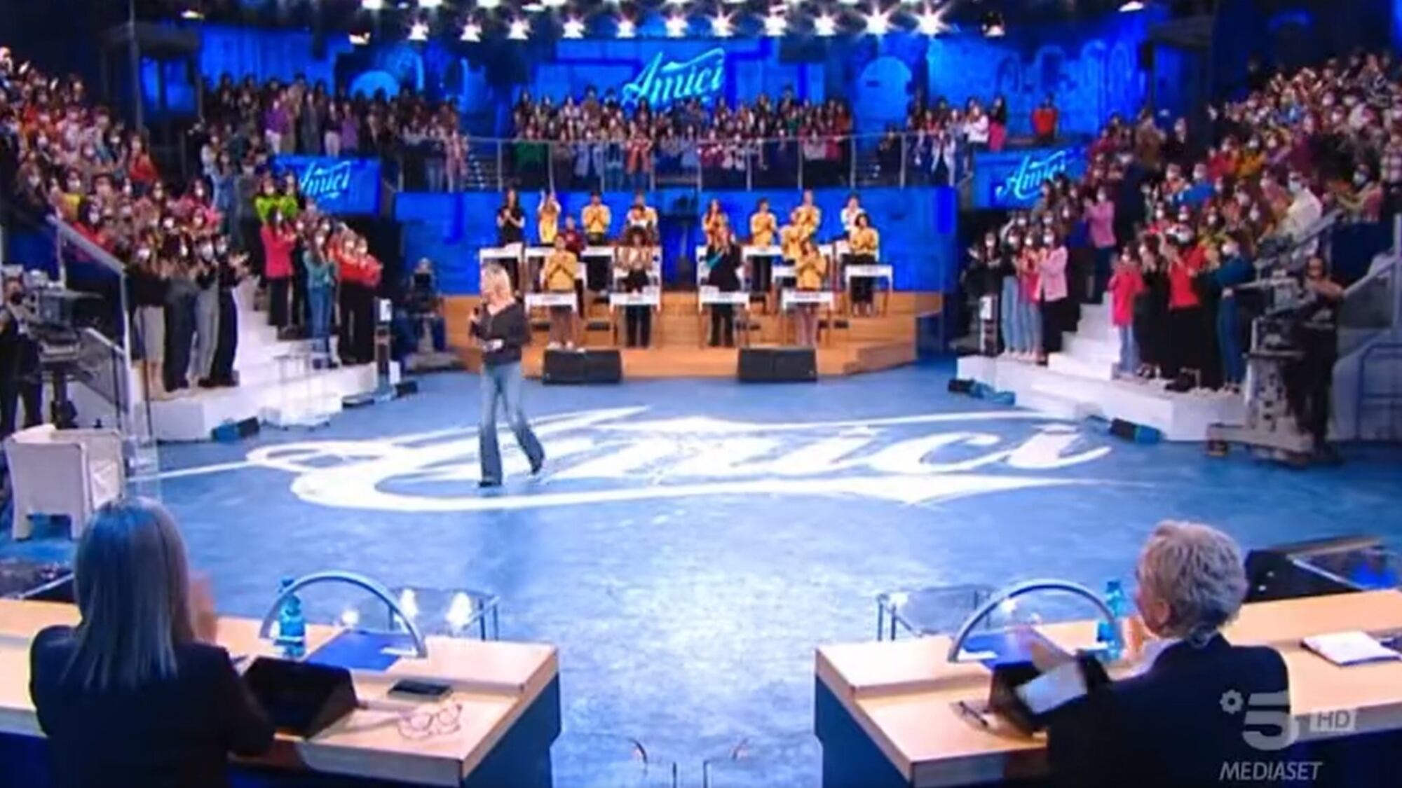 Amici, la standing ovation per Maria De Filippi e chi va al serale: cosa è successo