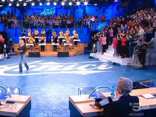 Amici, la standing ovation per Maria De Filippi e chi va al serale: cosa è successo