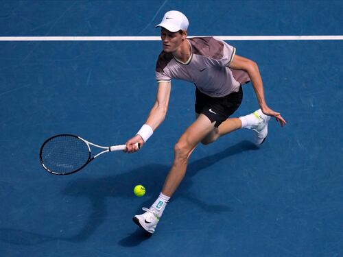 Sinner fa la storia, primo italiano in finale agli Australian Open. Battuto Djokovic in 4 set