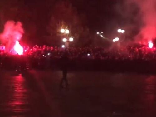 I tifosi della Dinamo Zagabria verso il Meazza con i fumogeni