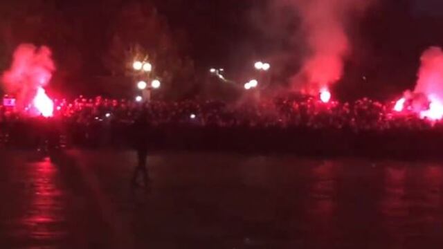 I tifosi della Dinamo Zagabria verso il Meazza con i fumogeni