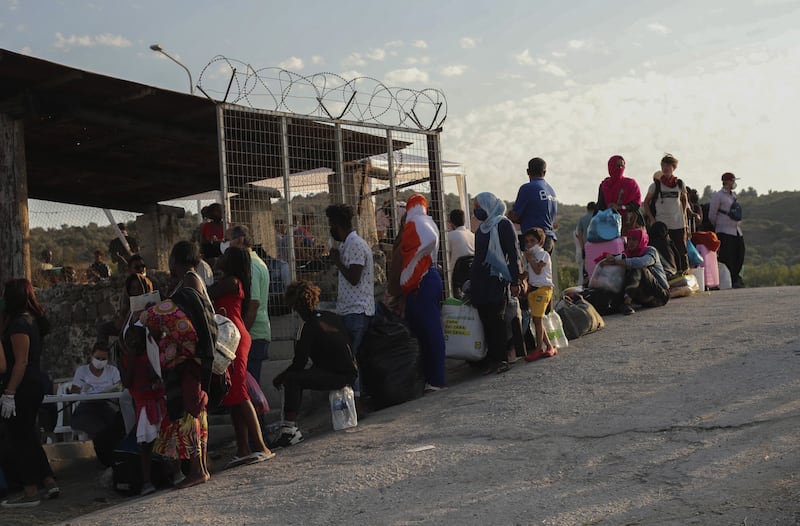 Migranti in attesa di entrare nel campo profughi di Mitilene, a Lesbo (La Presse)