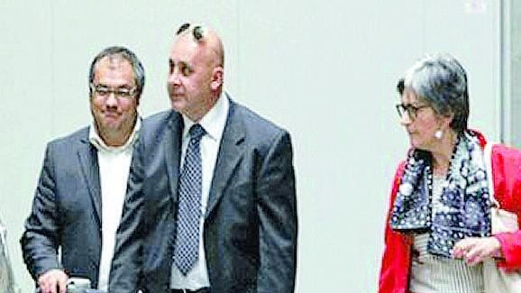 Parte il fuoco amico su Renzi: «Da lui attacchi miserabili»