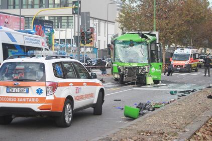 Violento scontro a Milano tra un camion dell'Amsa e un filobus Atm. Un uomo è in gravi condizioni 9
