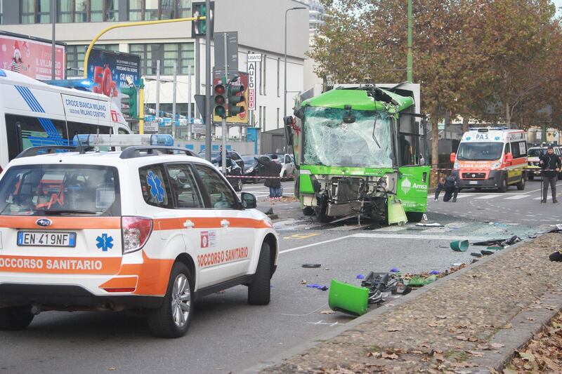 Violento scontro a Milano tra un camion dell'Amsa e un filobus Atm. Un uomo è in gravi condizioni 9