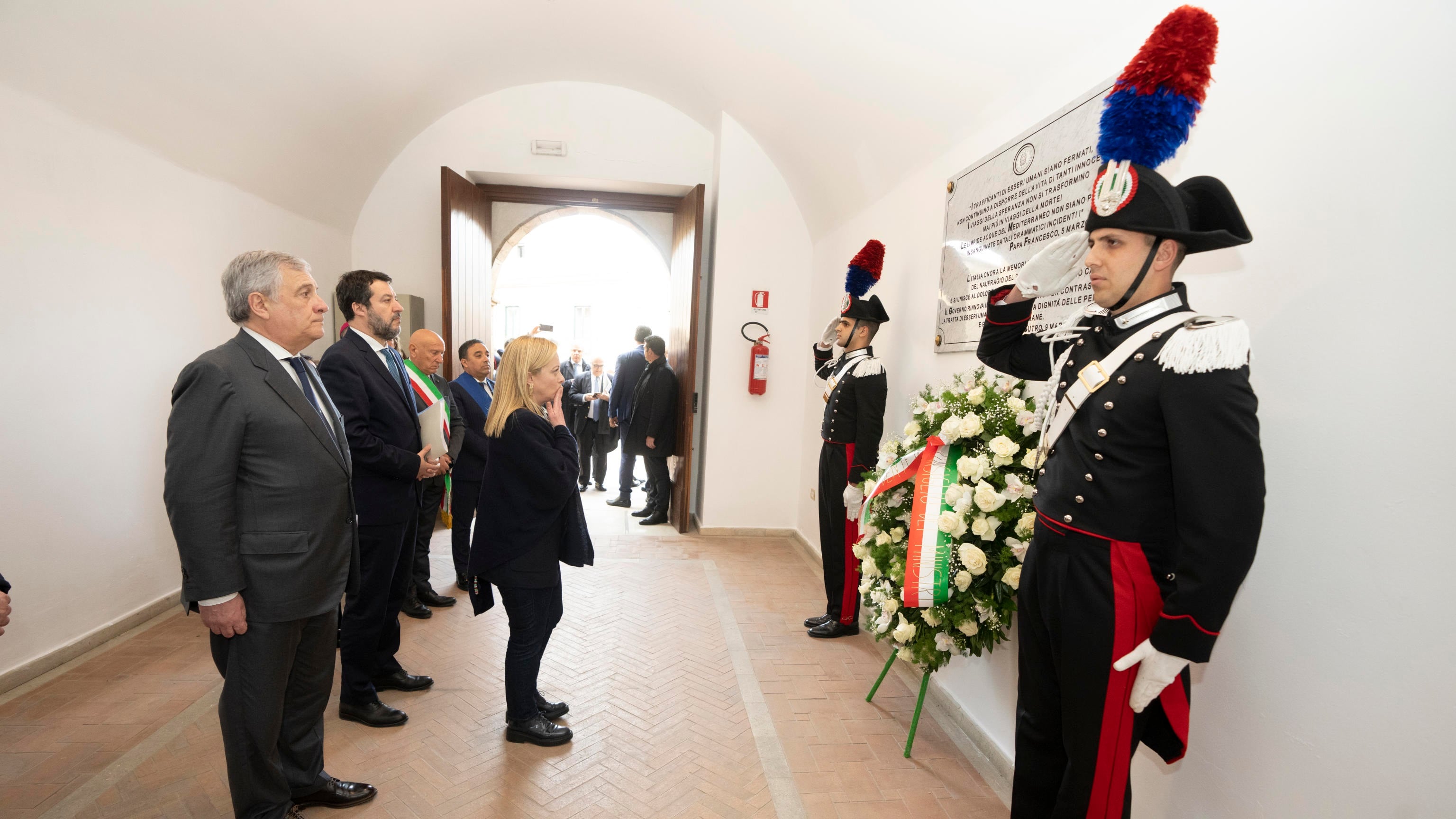 "Mai più viaggi della morte". A Cutro la Meloni svela la targa con le parole del Papa