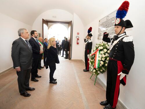 "Mai più viaggi della morte". A Cutro la Meloni svela la targa con le parole del Papa