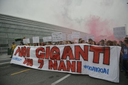 Scontri tra manifestanti e polizia a Torino 6