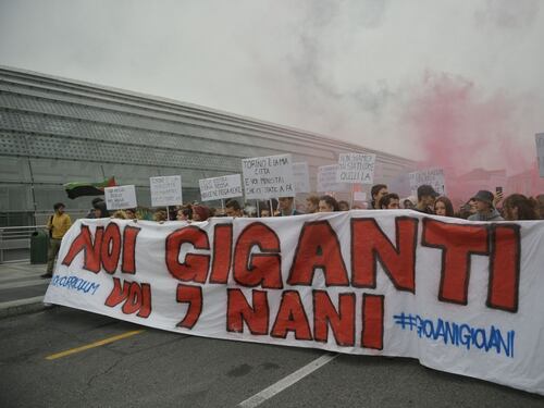 Scontri tra manifestanti e polizia a Torino