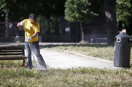 Rifiuti, i militanti dem puliscono le strade di Roma 13