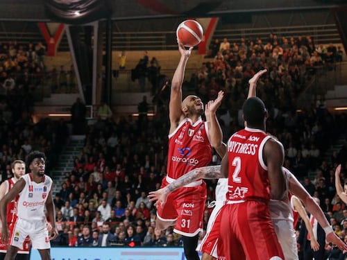 Basket, l'Olimpia Milano passa a Varese. Brescia allunga in vetta