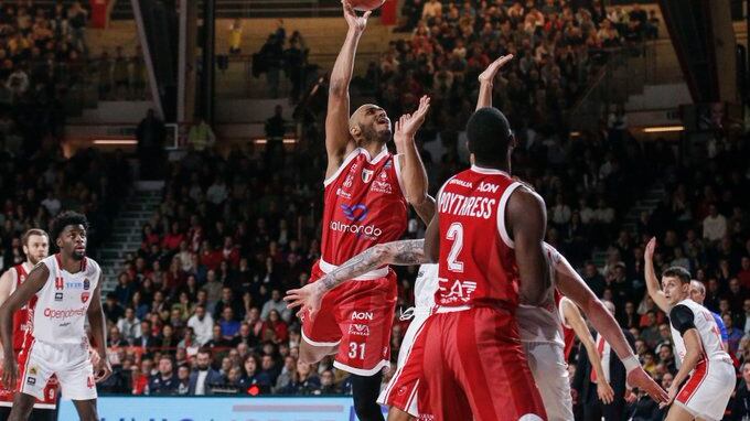 Basket, l'Olimpia Milano passa a Varese. Brescia allunga in vetta