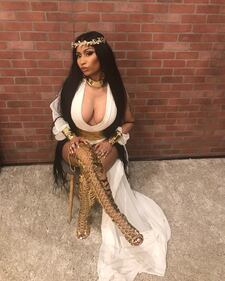 Nicki Minaj, seno in mostra per i 4 milioni di dischi 9