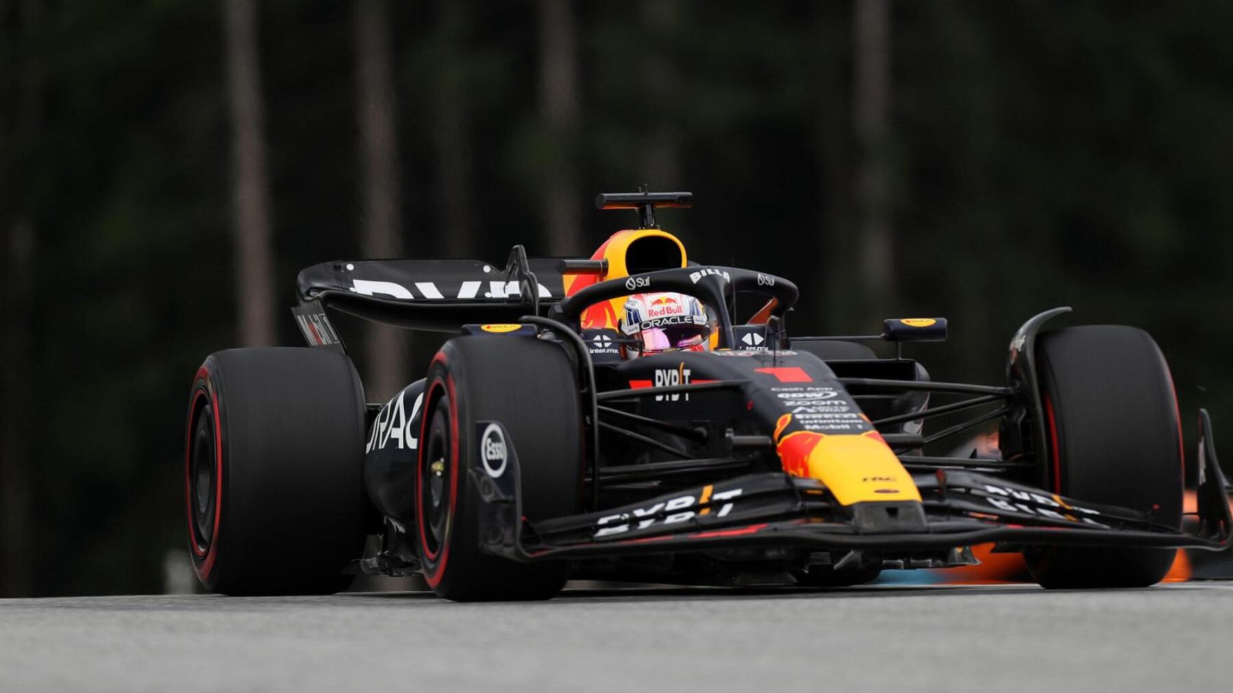 F1, Verstappen strappa di un niente la pole a Leclerc. Sainz terzo
