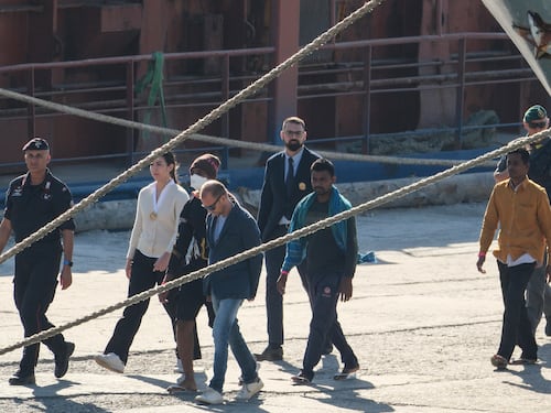 “Offensive e strumentali”. Gli agenti nel centro in Albania chiudono le polemiche