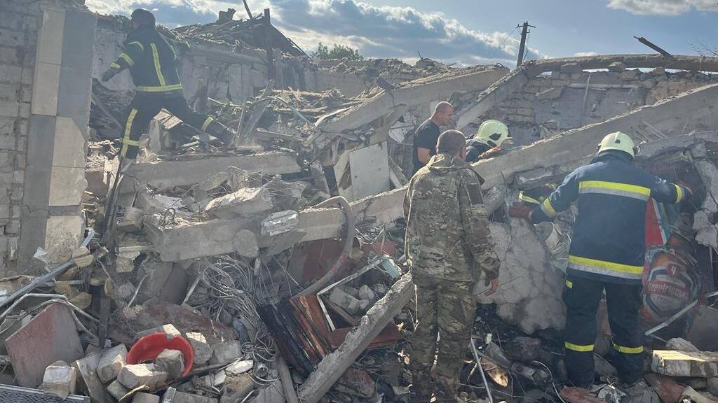 "Crimine brutale". Bombe russe sui civili a Kupiansk: 49 morti