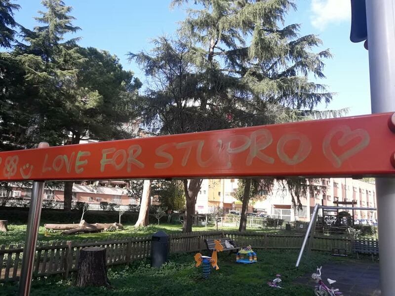 Ecco i graffiti pedopornografichi apparsi nel parco giochi di Serpentara 3