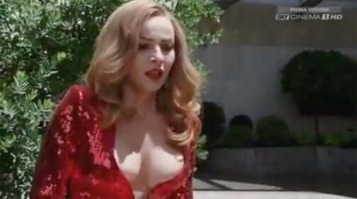 Violante Placido, topless in spiaggia 6