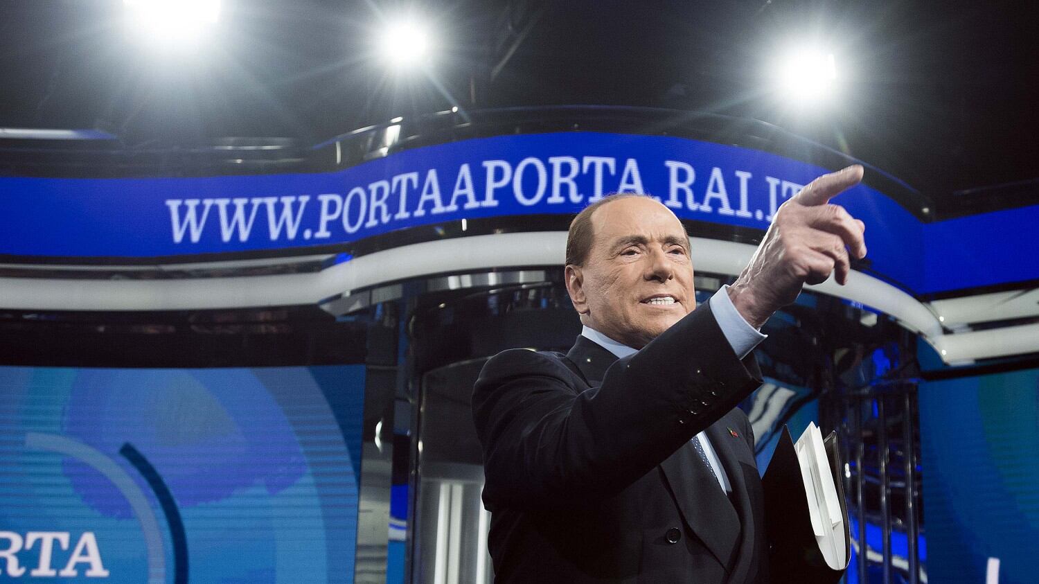 Berlusconi pensa ai giovani: bonus bebè e aiuti alle mamme