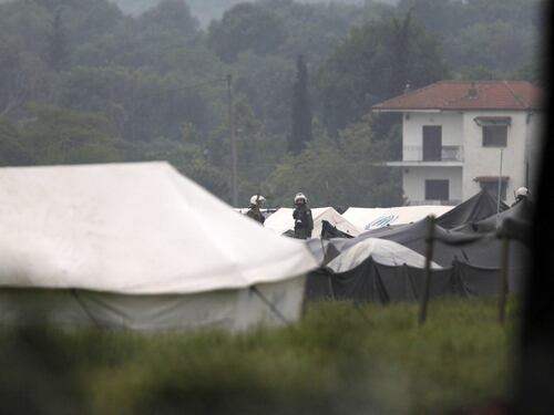 La polizia greca sgombera il campo profughi di Idomeni