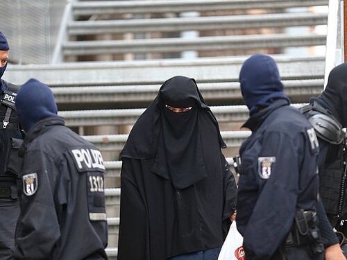 La polizia di Berlino: "Isis recluta terroristi tra i richiedenti asilo"