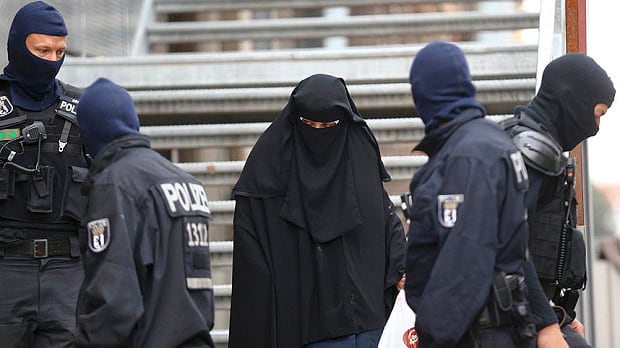 La polizia di Berlino: "Isis recluta terroristi tra i profughi siriani"
