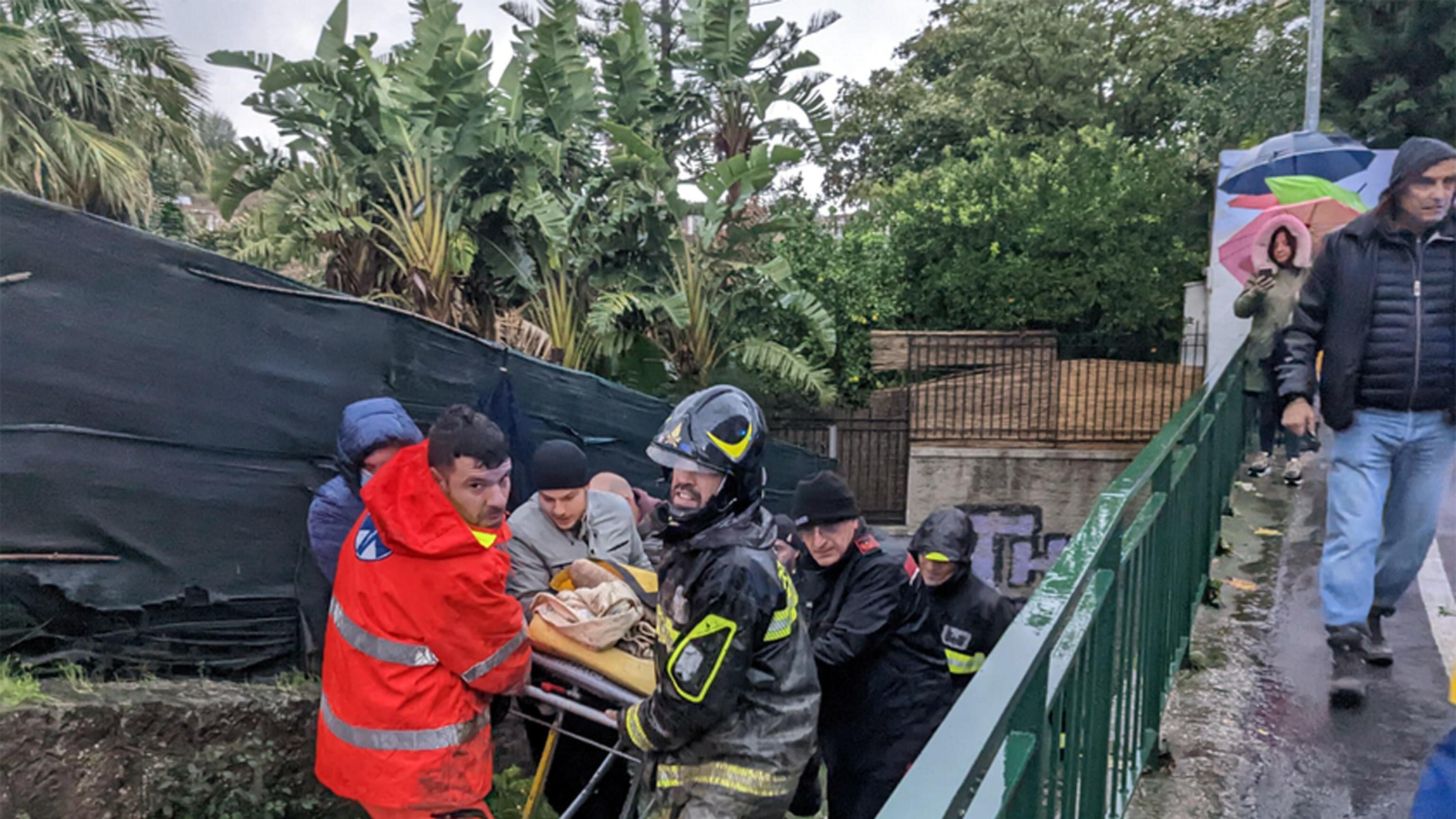 "Sono tutti sotto il fango". A Ischia è corsa contro il tempo