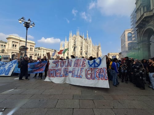Milano, scontri al corteo Italia in piazza: sassaiola contro gli agenti, la polizia risponde con le cariche