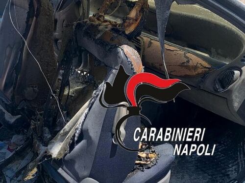 Pesta la compagna, la insegue e dà fuoco all'auto: violenza a Napoli
