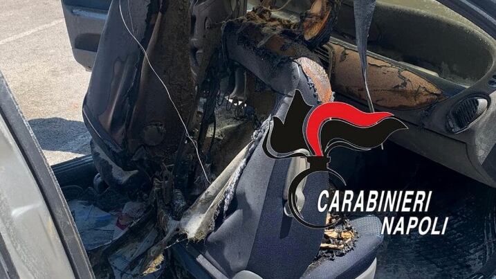 Pesta la compagna, la insegue e dà fuoco all'auto: violenza a Napoli