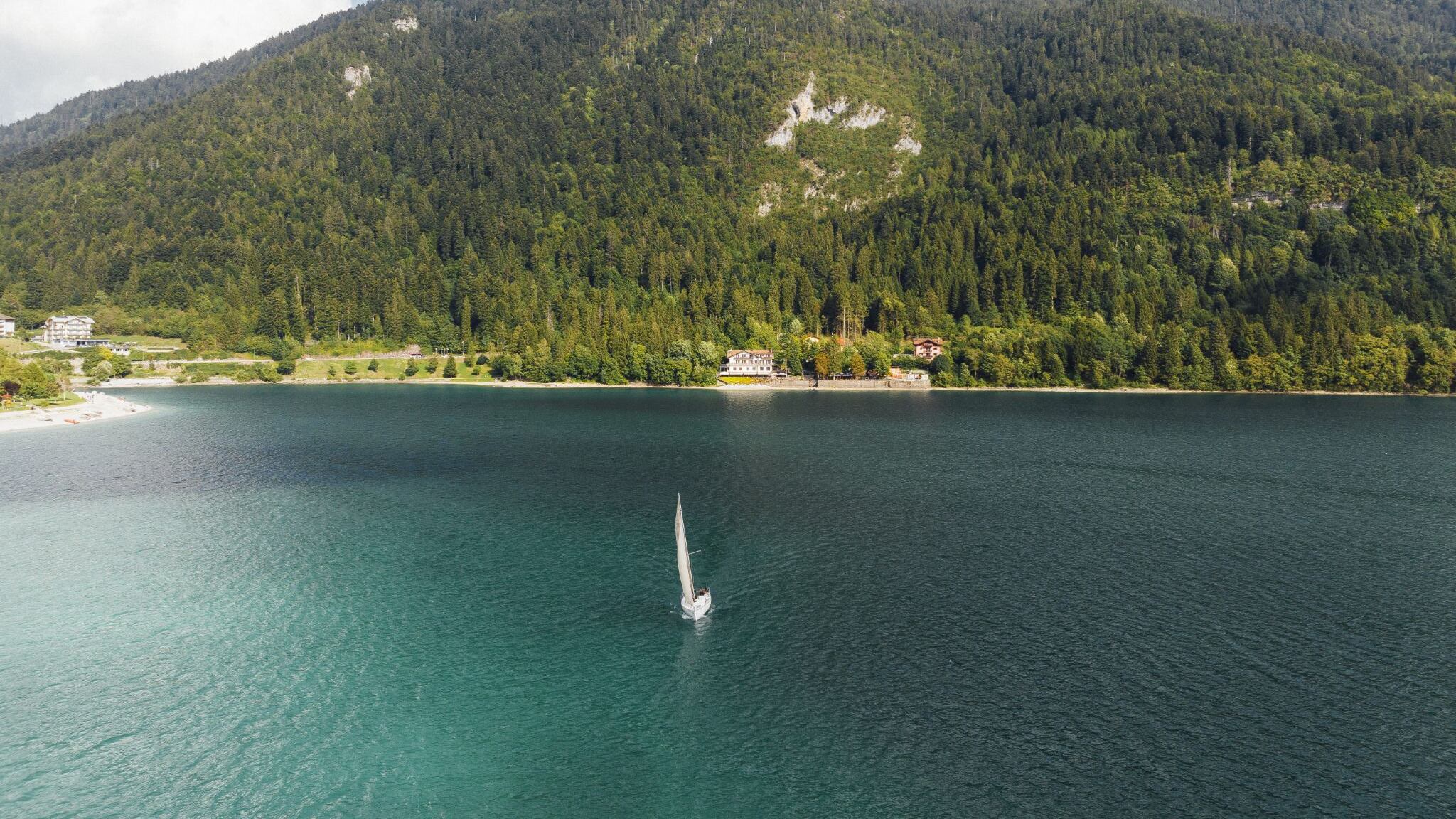 Estate 2026 in Trentino: laghi balneabili, sport outdoor e benessere naturale tra Valsugana e Altopiano di Piné