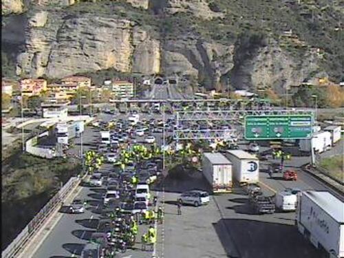 Blitz dei gilet gialli in Italia, in oltre 100 occupano la barriera dell'A10 a Ventimiglia