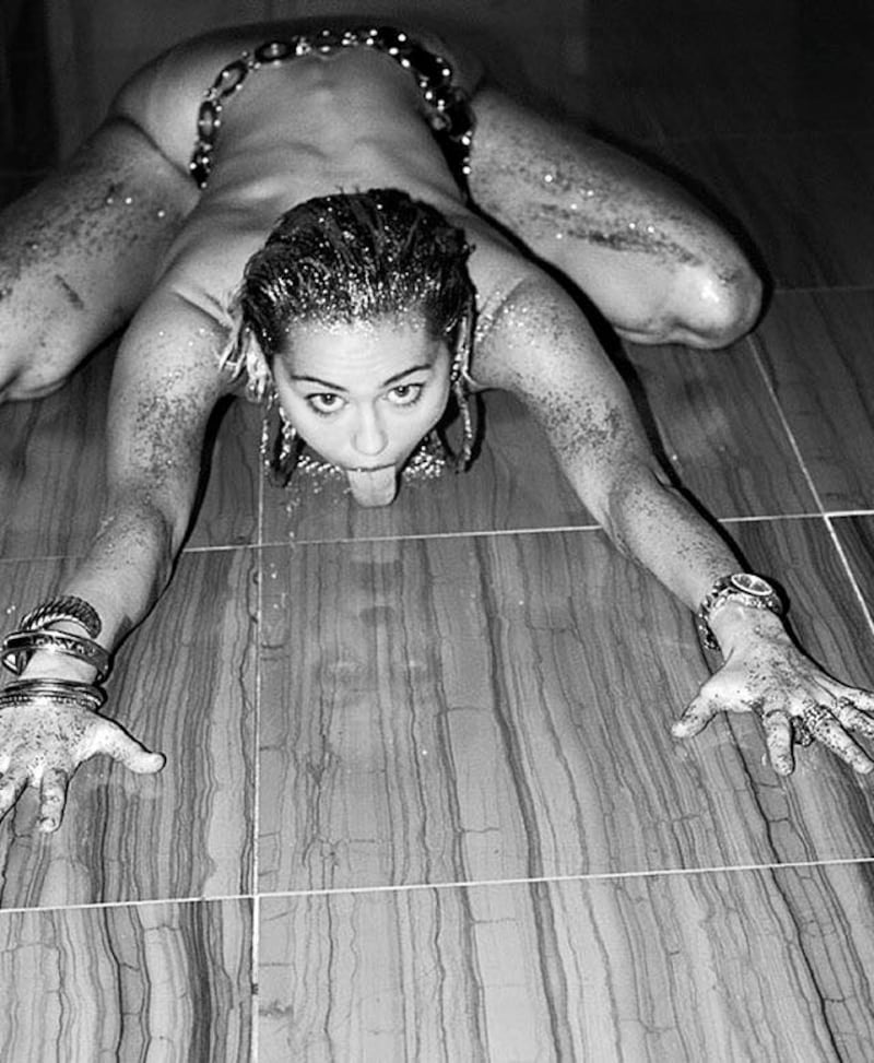Miley Cyrus, twerking e linguacce sui social: foto 1