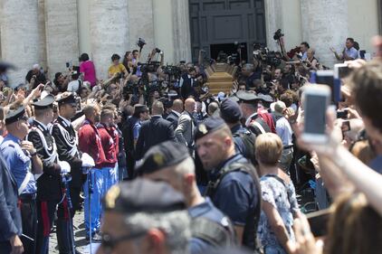 Fan e vip insieme per salutare il 'Gigante buono' del cinema 8