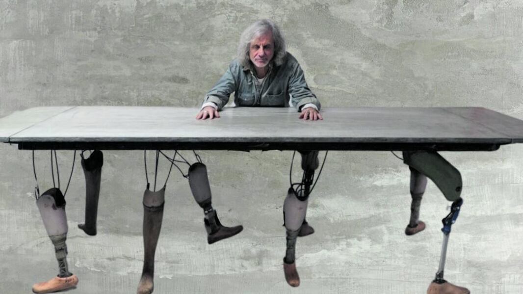 Bergonzoni siede al "Tavolo delle trattative": come gambe ci sono otto arti artificiali