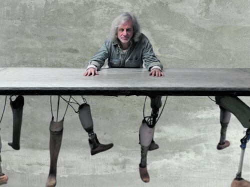 Bergonzoni siede al "Tavolo delle trattative": come gambe ci sono otto arti artificiali