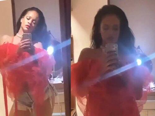 Rihanna posta un selfie super hot e infiamma il web