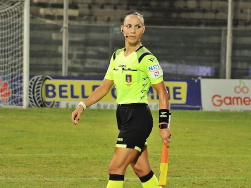 Pioggia di offese sessiste contro la guardalinee che ha annullato il gol