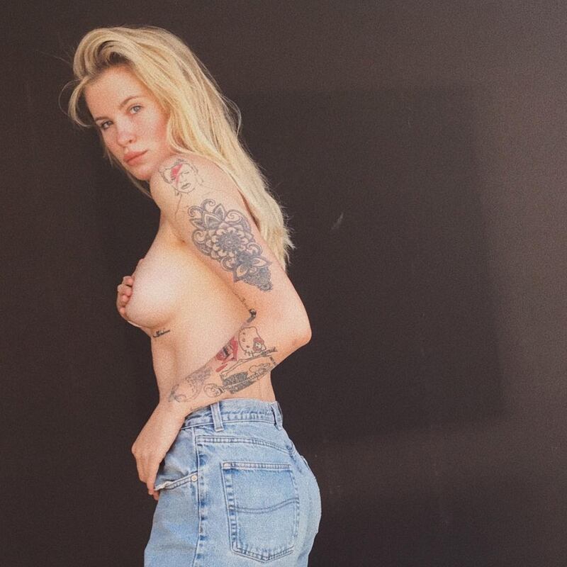 Ireland Baldwin, topless mozzafiato 2