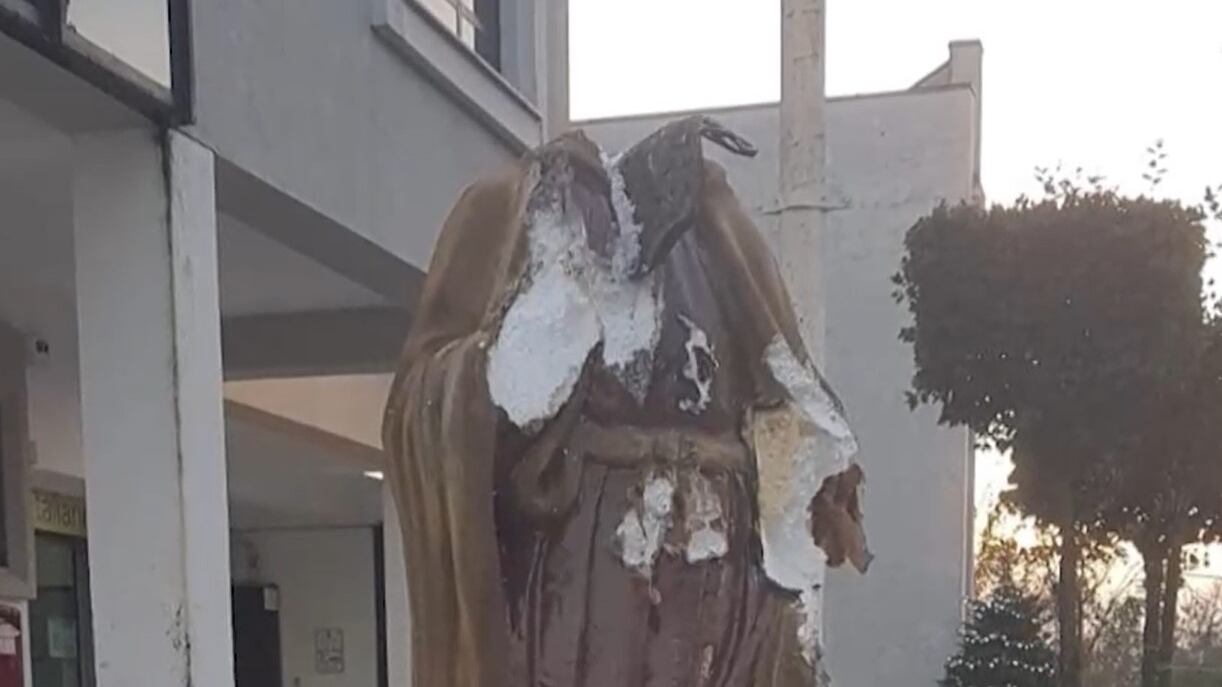 Distrugge a pugni la statua di San Bartolomeo: la furia dell'egiziano